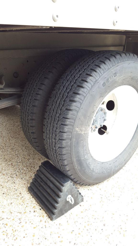 9 lb Heavy-Duty Rubber Wheel Chock – Non-Slip Vehicle Safety Block for RV, Truck, Trailer & Roadside Use